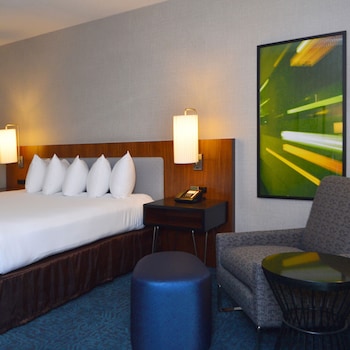Room, 1 King Bed, Poolside