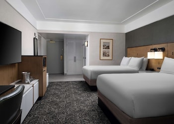 2 Double Beds
