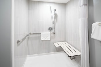 Room, 2 Queen Beds, Accessible, Non Smoking (Roll-in Shower)