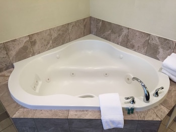 Standard Room, 1 King Bed, Smoking, Jetted Tub