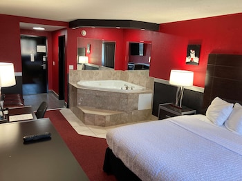 Standard Room, 1 King Bed, Smoking, Jetted Tub
