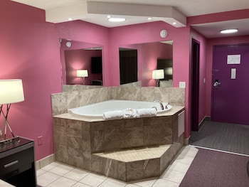 Standard Room, 1 King Bed, Smoking, Jetted Tub