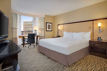1 King Bed – Junior Suite – Mobility/Hearing Accessible w/ Bathtub