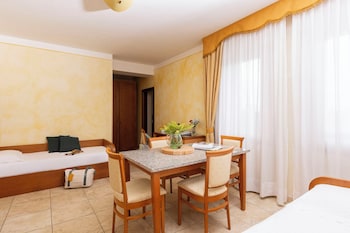 Family Room, Lagoon View