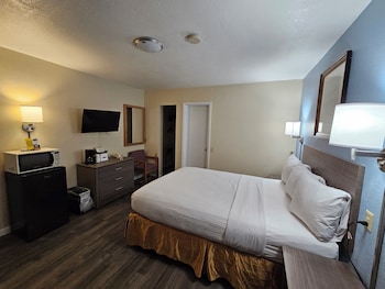 Standard Room, 1 Queen Bed