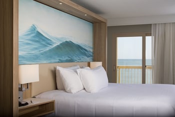 Standard Room, 1 Queen Bed, Oceanfront (Ground Floor)