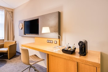 Standard Room, 1 King Bed, City View