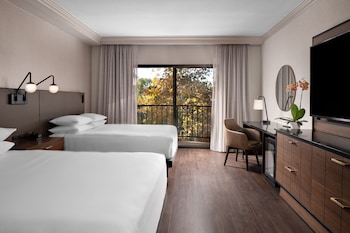 Room, 2 Queen Beds, Balcony, Mountain View