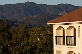 Room, 2 Queen Beds, Balcony, Mountain View