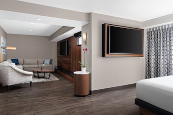 Suite, Balcony (California)