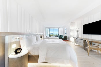 Premier Suite, 2 Queen Beds, Balcony, Oceanfront