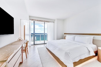 Oceanfront, 1 Bedroom Suite, 1 King, Corner room, Balcony