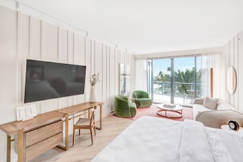 Guest room, 1 King, 3rd -4th Floor view, Partial ocean view, Balcony(Mobility Accessible, Roll-in Sh