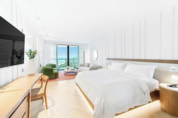 Deluxe Room, 1 King Bed, Balcony, Ocean View