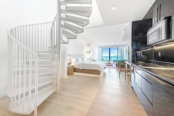 Oceanfront Rooftop, Bi-level Suite, 1 King, Oceanfront, Plunge pool