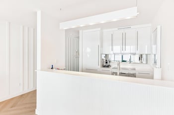 Residential 1.5 Bedroom, Suite, 1 King, Ocean view, Balcony: 2(Mobility Accessible, Roll-in Shower)