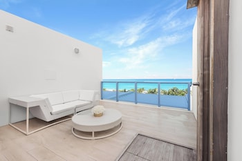 Oceanfront Rooftop, Bi-level Suite, 1 King, Oceanfront, Plunge pool