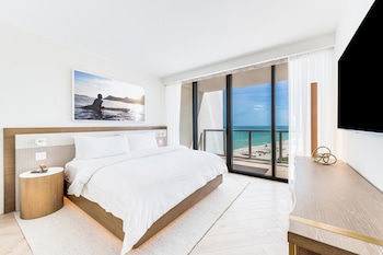 Residential 1.5 Bedroom, Suite, 1 King, Ocean view, Balcony: 2(Mobility Accessible, Roll-in Shower)
