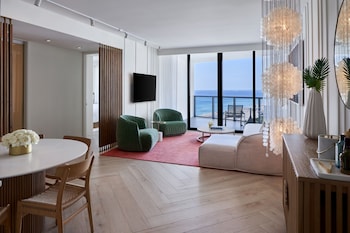 Residential 1.5 Bedroom, Suite, 1 King, Ocean view, Balcony: 2(Mobility Accessible, Roll-in Shower)