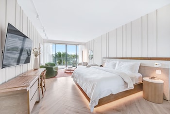 Guest room, 1 King, 3rd -4th Floor view, Partial ocean view, Balcony(Mobility Accessible, Roll-in Sh