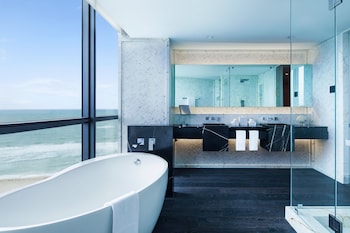 Oceanfront Home 3.5 Bdr, Suite, Bedroom 1: 1 King, Bedroom 2: 1 King, Bedroom 3: 1 Queen