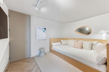 Residential 1.5 Bedroom, Suite, 1 King, Ocean view, Balcony: 2(Mobility Accessible, Roll-in Shower)