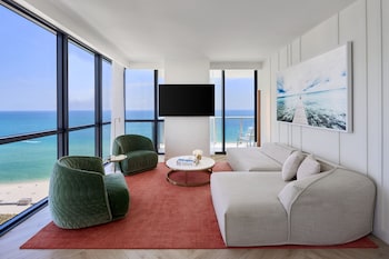 Oceanfront, 1 Bedroom Suite, 1 King, Corner room, Balcony