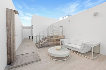 Oceanfront Rooftop, Bi-level Suite, 1 King, Oceanfront, Plunge pool