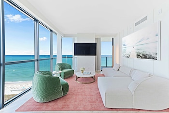 Oceanfront, 1 Bedroom Suite, 1 King, Corner room, Balcony