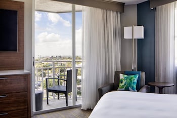 Studio Suite, 1 King Bed, Balcony, Resort View (View)