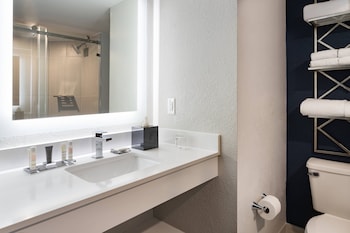 Studio Suite, 2 Queen Beds, Partial Ocean View