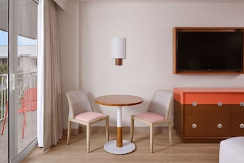 Room, 2 Queen Beds (Mobility/Hearing Access, Roll-in Shwr)