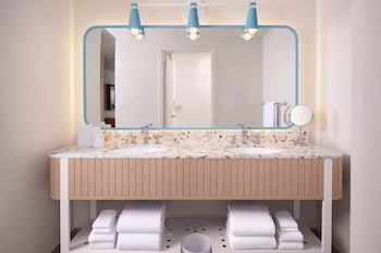 Room, 1 King Bed, Balcony (Hearing Accessible)