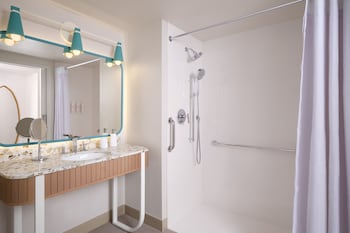 Room, 1 King Bed (Mobility/Hearing Access, Roll-in Shwr)