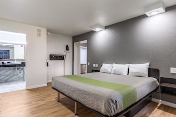 Deluxe Room, 1 King Bed, Non Smoking, Kitchenette