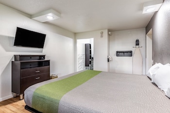 Deluxe Room, 1 King Bed, Non Smoking, Kitchenette