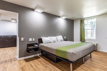 Deluxe Room, 1 King Bed, Non Smoking, Kitchenette