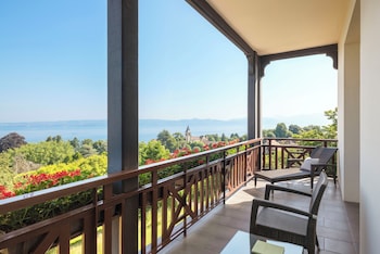 Suite, Lake View
