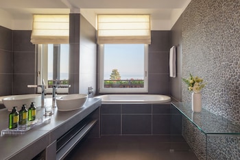 Suite, Lake View