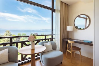 Deluxe Room, Lake View