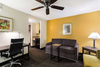 Suite, 1 Queen Bed with Sofa bed, Accessible, Non Smoking