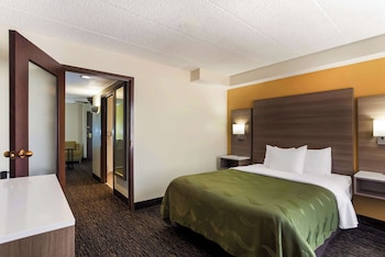 Suite, 1 Queen Bed with Sofa bed, Accessible, Non Smoking