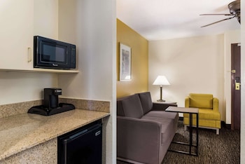Suite, 1 Queen Bed with Sofa bed, Accessible, Non Smoking