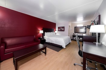 Suite, 1 King Bed (Smoke Free)