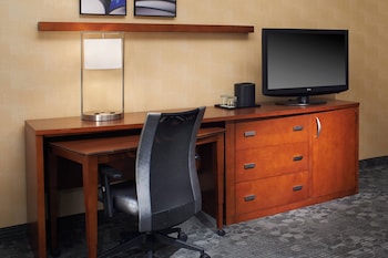 Room, 2 Queen Beds, Hearing Accessible (Roll-in Shower)