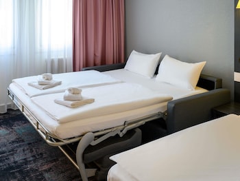 Privilege, Room, Multiple Beds