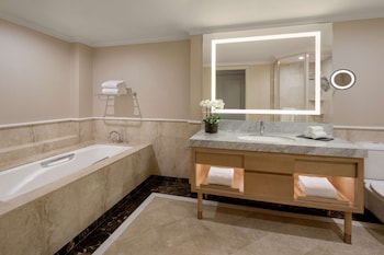 Horizon Tower Suite 1 King, Club Lounge Access (High Floor)