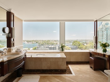 Harbour Bridge Suite 1 King, Club Lounge Access