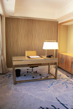 Ambassador Suite, Club Lounge Access (High Floor)