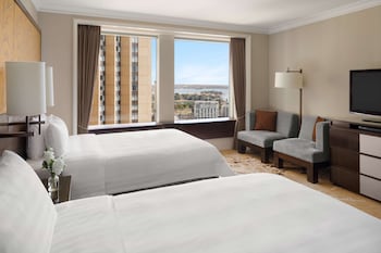Deluxe Opera House, 2 Twin Beds, City View